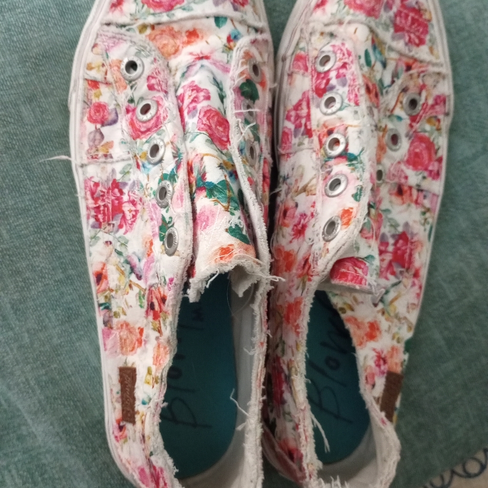 Blowfish tennis shoe.  No laces. Like new. Pretty floral print. Ragged edges